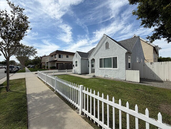 Building Photo - Alhambra Dr