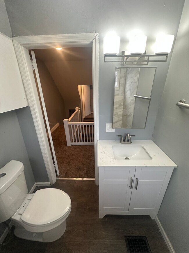 Building Photo - 254 Bowmanville St