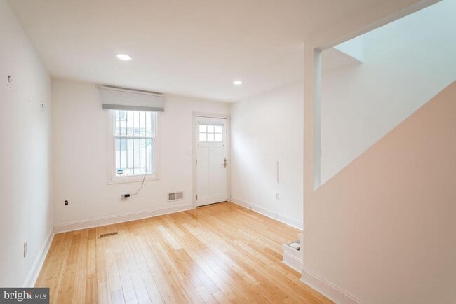 Building Photo - 2107 Clymer St