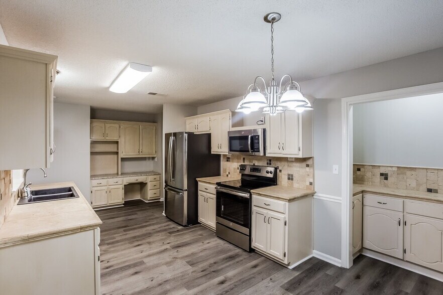 Building Photo - 5846 White Ridge Cir E
