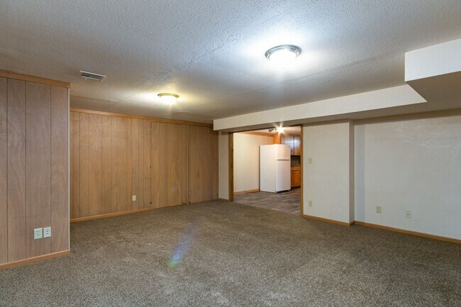 Building Photo - #6 Bedroom House with Awesome Yard Plus Ga...