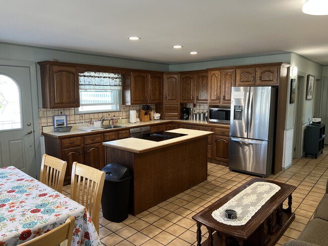 Kitchen/dining area - 32 Campton St