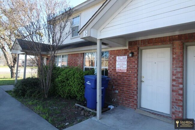 Building Photo - Now Leasing – 401 W Ave E, Unit B