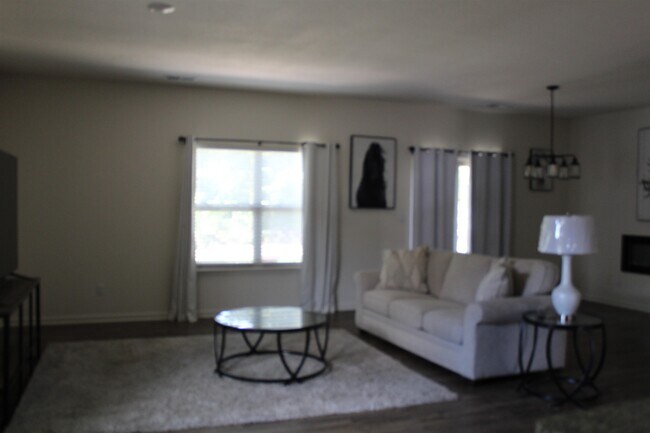 Building Photo - 210 Meadowland Ln