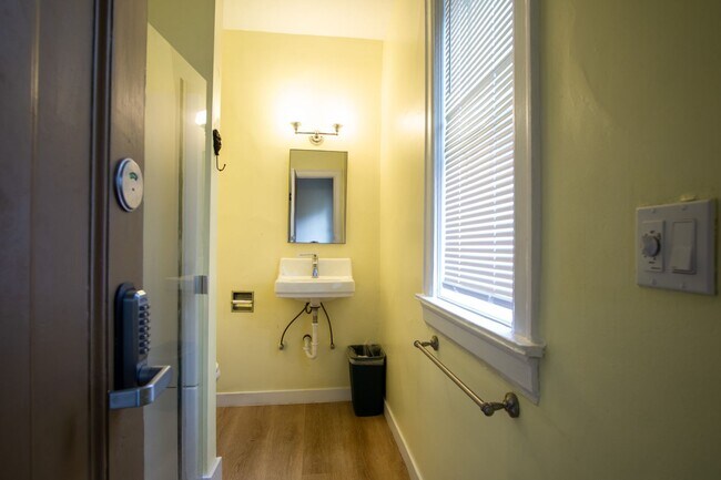 Building Photo - Top-Floor Corner SRO in Vintage Building Y...