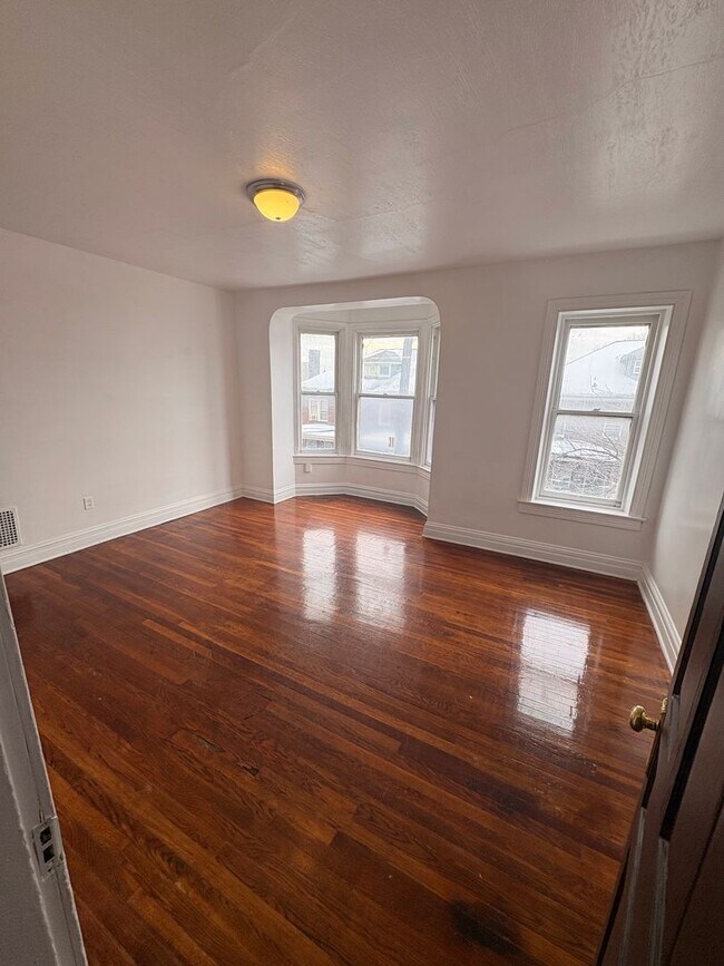 Building Photo - Available Now! Large North York Near Farquar Park