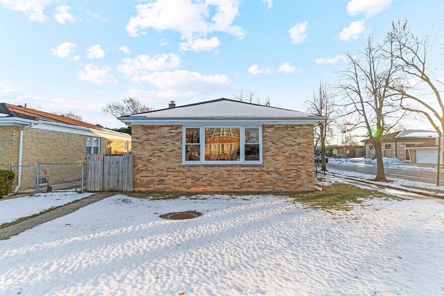 Building Photo - 3457 Main St