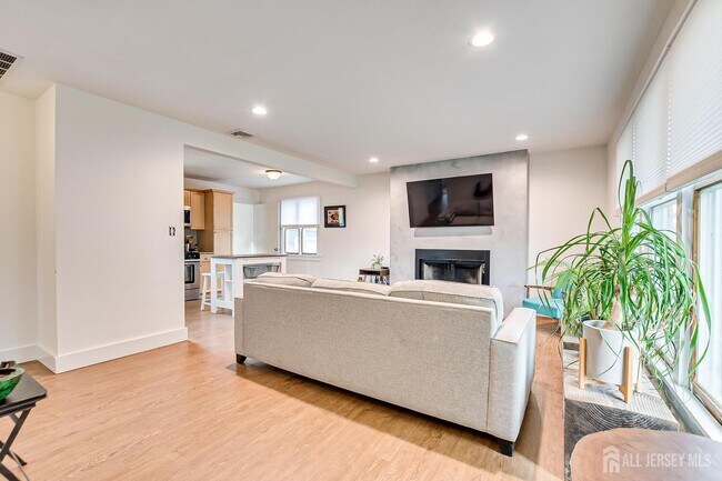 Building Photo - 1331 Sunset Ave