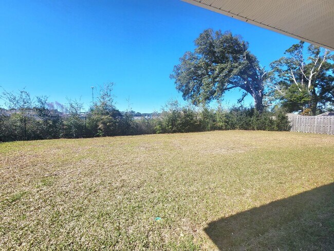 Building Photo - Perfectly Located, Pet Friendly, 4/2 Home ...