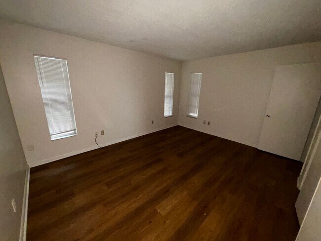 Building Photo - 2/2 Home in Silver Springs Shores