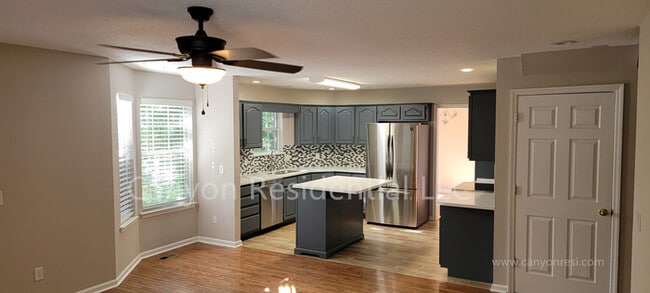 Building Photo - Beautiful 4b Room!Move in ready!