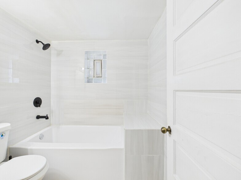 Building Photo - 1541 W Barry Ave