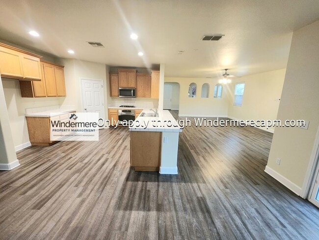 Building Photo - AWESOME 3 BED/2.5 BATH FLOOR PLAN AVAILABL...