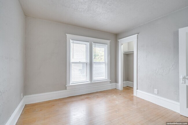 Building Photo - 328 Parkway Ave