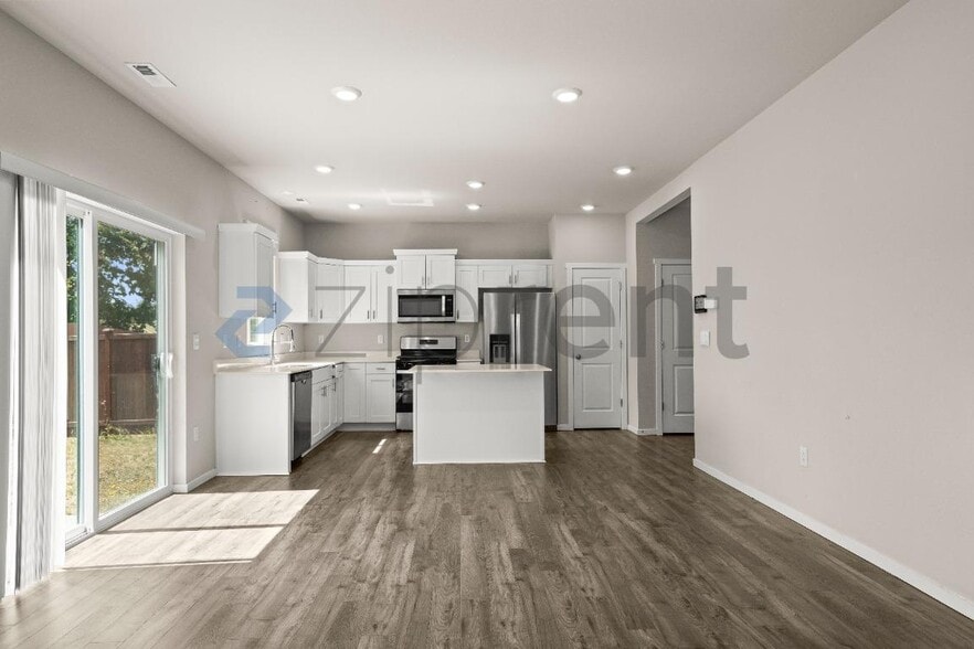 Building Photo - Unit