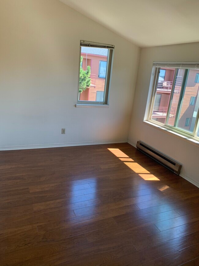 Building Photo - 4230 NE 8th Ave