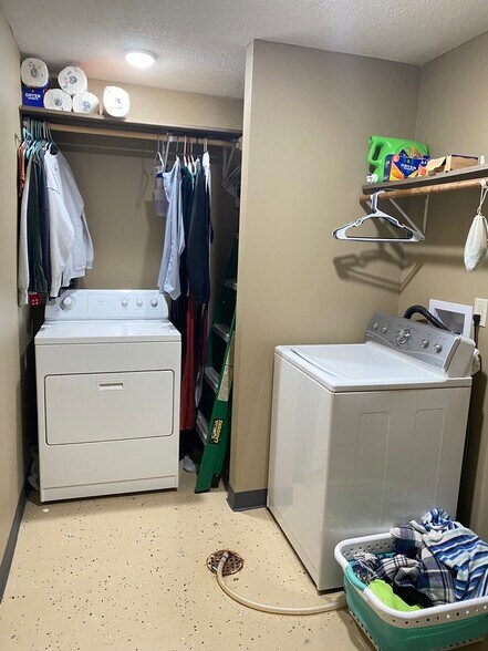 Laundry room - 1400 Fairfield St