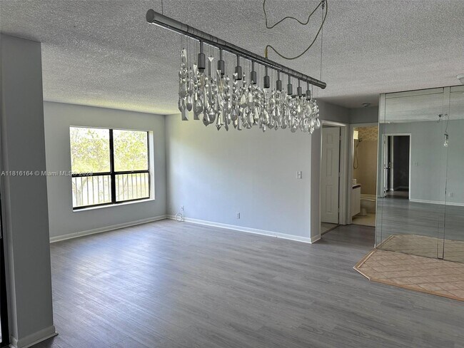 Building Photo - 2526 Carambola Cir N