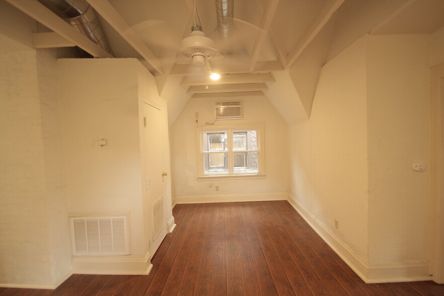 Building Photo - 419 Peebles St