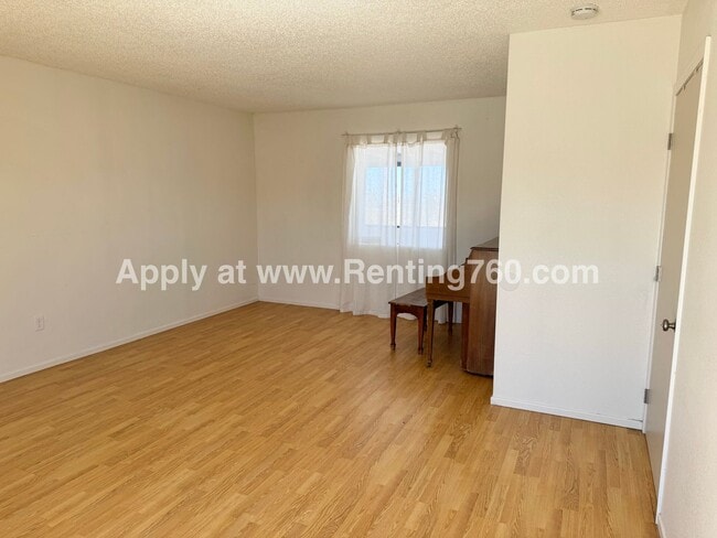 Building Photo - Spacious Home with Solar Panels!!
