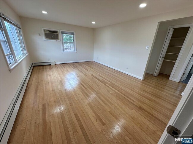 Building Photo - 368 New St