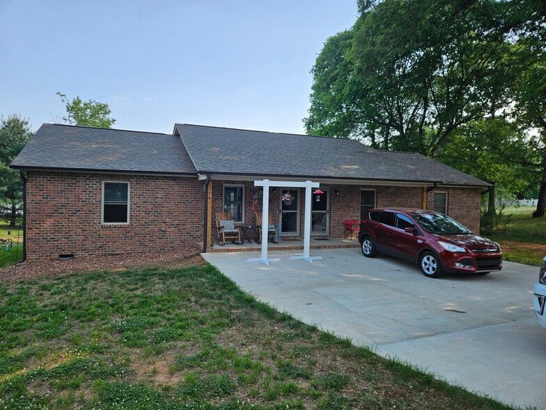 Building Photo - 156 Lakewood Ave