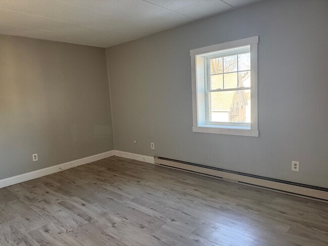 Building Photo - Oversized 2BR Apartment