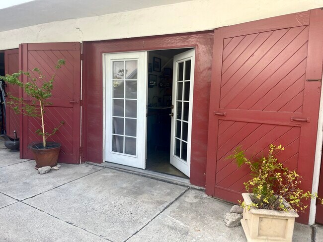 Building Photo - 652 Tularosa Dr