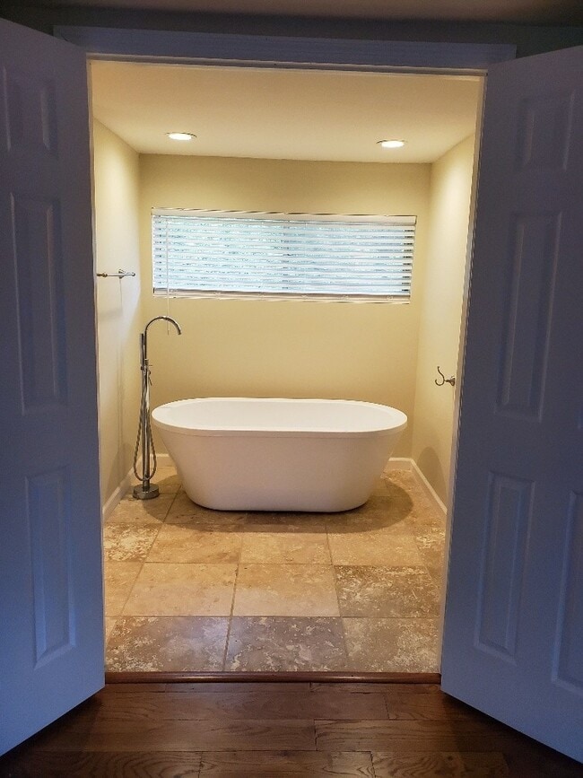 Building Photo - Newly Remodeled Mid Century Style Home!!