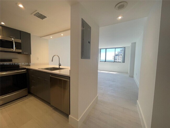 Building Photo - 540 Brickell Key Dr