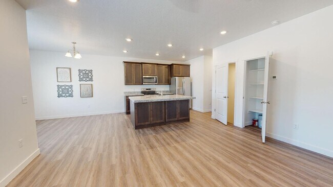 Building Photo - BEAUTIFUL 4-BEDROOM TOWNHOME FOR RENT