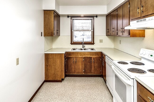 Building Photo - Spacious 2-Bed and 1-Bath Apartment!