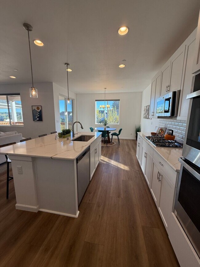 Building Photo - Hogan Heights Community 4 Bed 3.5 Bath