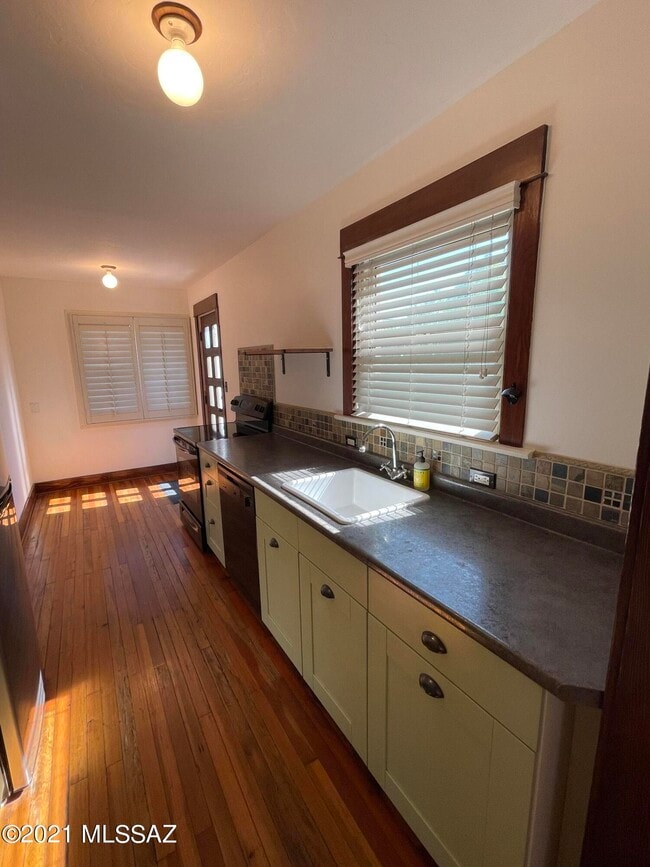 Building Photo - 1041 E Grant Rd