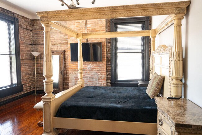 Building Photo - 275 S Limestone