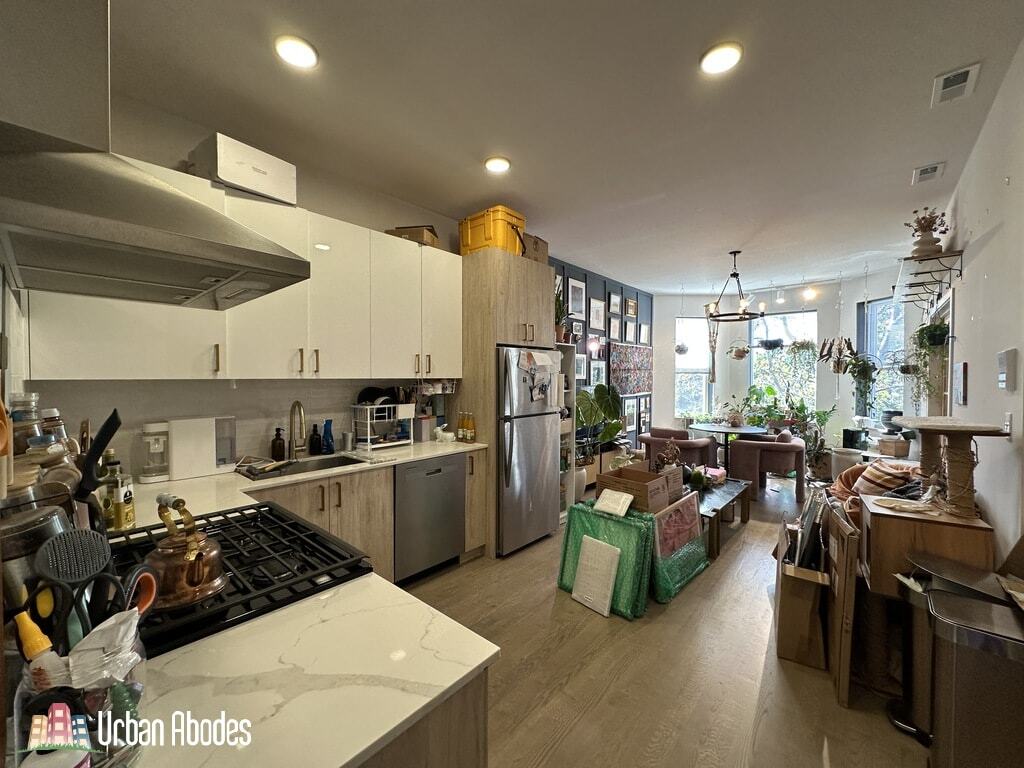 Building Photo - 841 N Mozart St