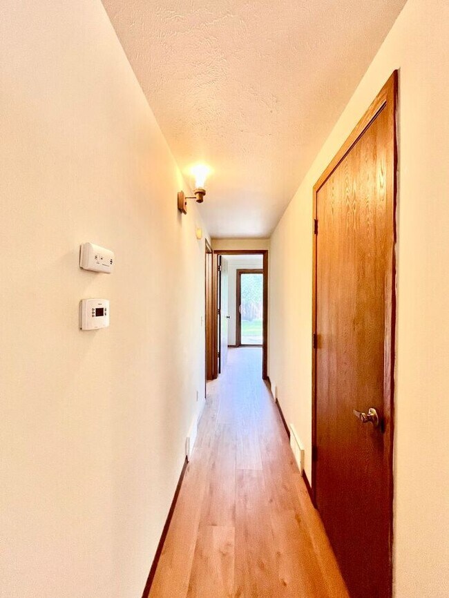 Building Photo - 3 Bed 2 Bath Close to Hughes Staduim