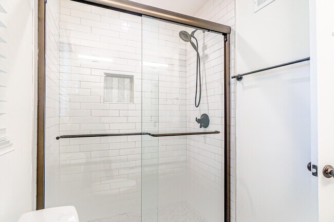 Main Bathroom Shower - 5321 Providence Rd