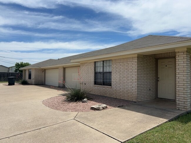 Building Photo - 914 McDaniel Cir