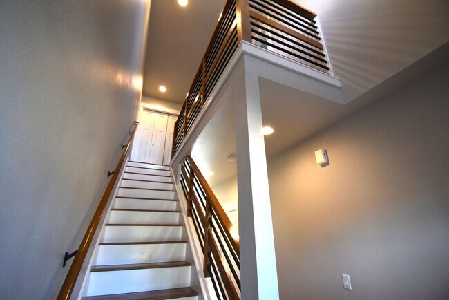 Building Photo - 556-558 Harrison St.