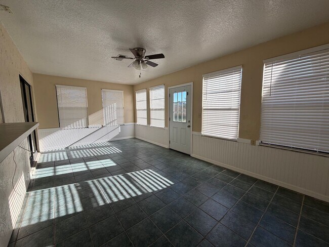 Building Photo - Spacious Open-Concept Home with Bonus Patio & Fenced Yard