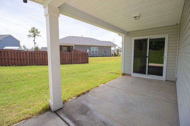 Building Photo - Gorgeous 3 Bedroom, 2 Bath - Available Mid...