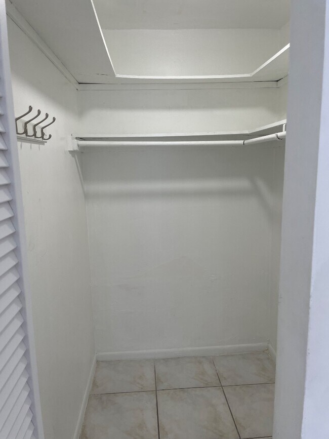 Building Photo - 305 W 68th St
