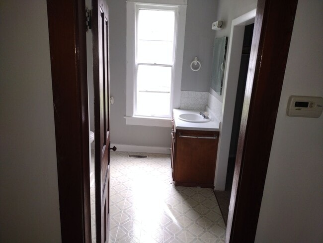 Building Photo - MAIN FLOOR LARGE APARTMENT