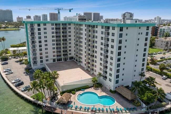 Building Photo - 10350 W Bay Harbor Dr