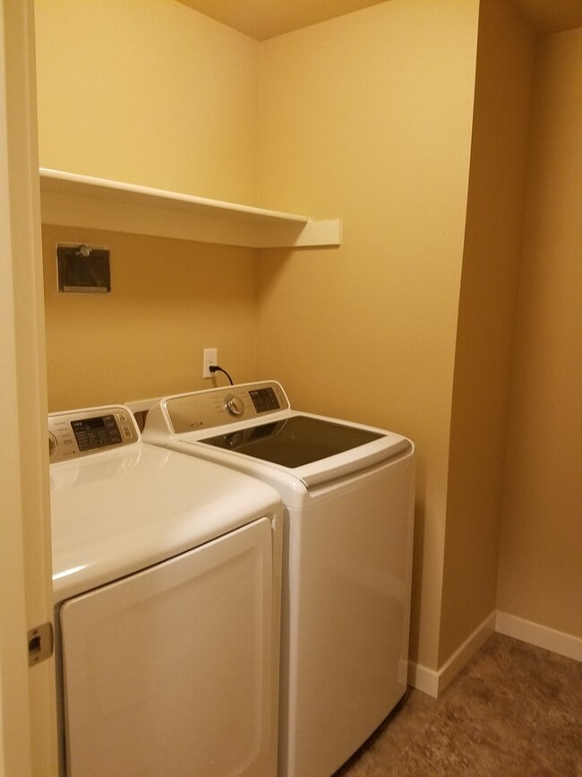 Building Photo - Beautiful Townhome in perfect location, only minutes from I-5