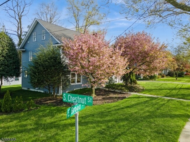 Building Photo - 648 E Broad St