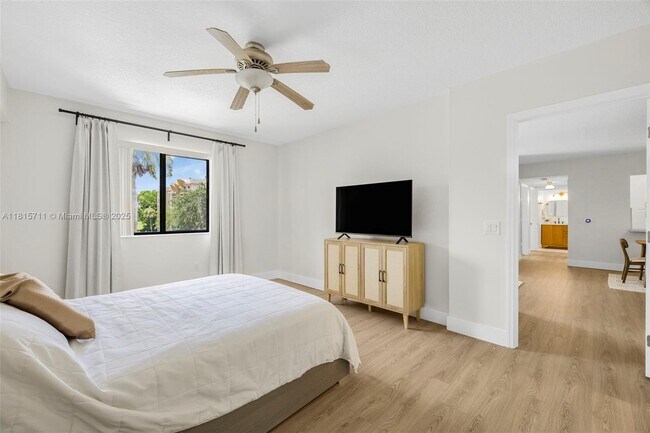 Building Photo - 9340 Fontainebleau Blvd