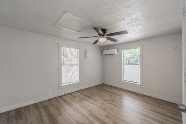Building Photo - "Charming 2-Bedroom Retreat with Huge Yard...