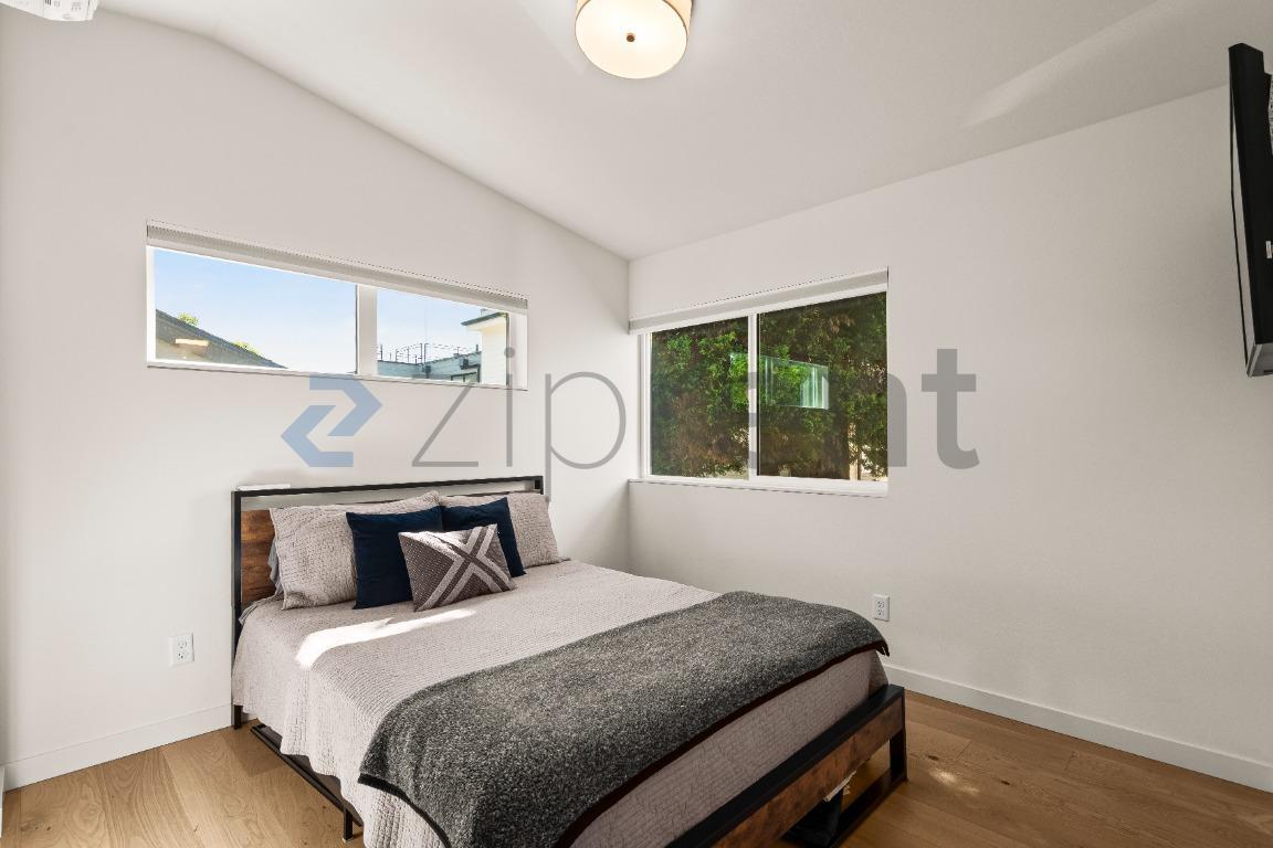 Building Photo - Unit